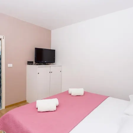 Family Suites Korda 예세니체